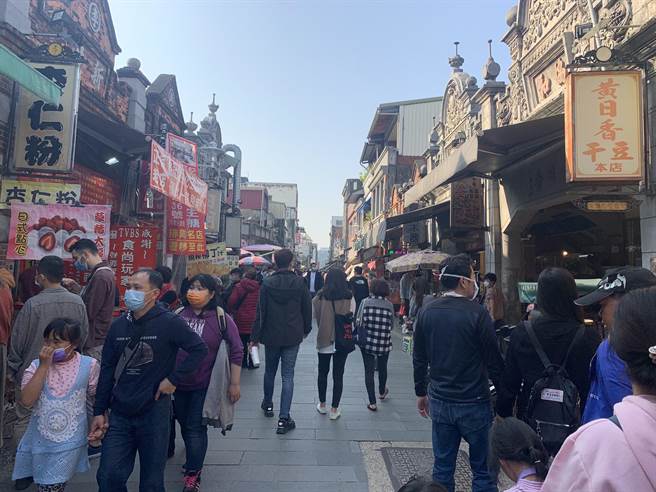 确诊者足迹公布后，大溪老街游客仍多。（黄婉婷摄）