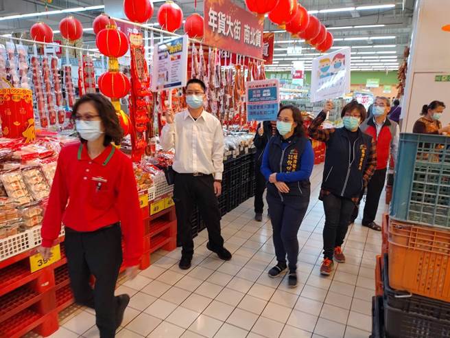防疫不鬆懈，台中市府賣場防疫宣導。（台中市府提供／盧金足台中傳真）