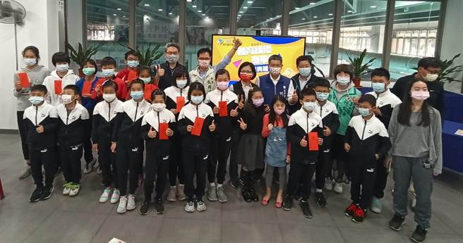 台中市政府運動局致力培養台中運動選手，31日輔導南屯國民運動中心舉辦「體育績優獎學金」頒獎典禮。（台中市府提供／盧金足台中傳真）