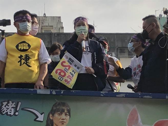 罷捷領銜人劉辰芳上戰車致詞，先答謝鄉親關心身體，也呼籲罷掉黃捷。（洪浩軒攝）