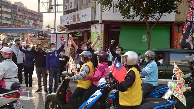 行前罷捷團體與國民黨高市黨部副主委曹桓榮、鳳山議員、立委等人輪流上台致詞，但藍營致詞後便下戰車，接著目送隊伍出發及揮手致意。（柯宗緯攝）