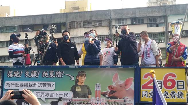 行前罷捷團體與國民黨高市黨部副主委曹桓榮、鳳山議員、立委等人輪流上台致詞。（柯宗緯攝）