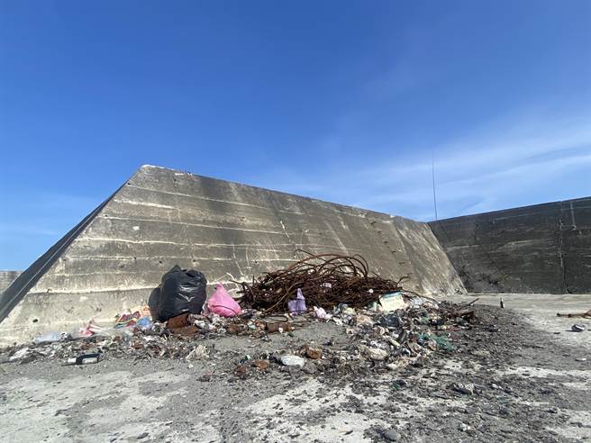 台东富冈渔港也是往返绿岛、兰屿的观光枢纽，每年都有不少游客在此搭船，但近期有不少游客发现港区堤坊脏乱不堪，不仅有垃圾、大型废弃物等，还不时闻到尿骚味，公德心低落让旅客直呼傻眼！（蔡旻妤摄）