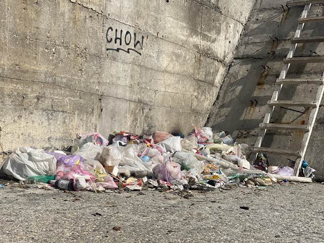 台东富冈渔港也是往返绿岛、兰屿的观光枢纽，每年都有不少游客在此搭船，但近期有不少游客发现港区堤坊脏乱不堪，不仅有垃圾、大型废弃物等，还不时闻到尿骚味，公德心低落让旅客直呼傻眼！（蔡旻妤摄）