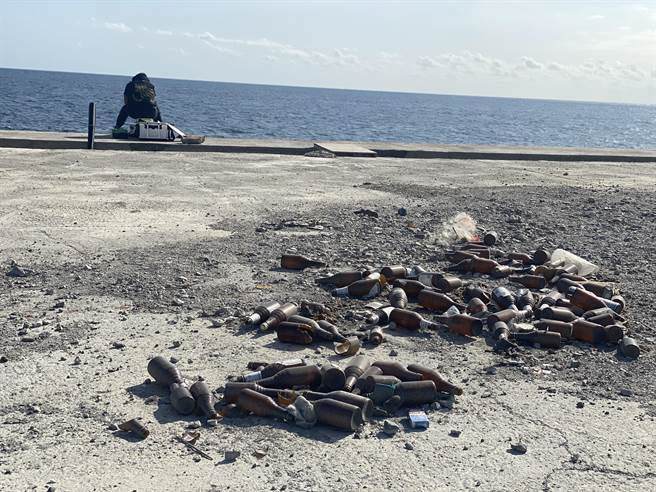 台东富冈渔港也是往返绿岛、兰屿的观光枢纽，每年都有不少游客在此搭船，但近期有不少游客发现港区堤坊脏乱不堪，不仅有垃圾、大型废弃物等，还不时闻到尿骚味，公德心低落让旅客直呼傻眼！（蔡旻妤摄）