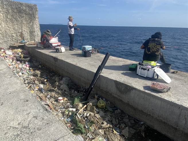 台东富冈渔港也是往返绿岛、兰屿的观光枢纽，每年都有不少游客在此搭船，但近期有不少游客发现港区堤坊脏乱不堪，不仅有垃圾、大型废弃物等，还不时闻到尿骚味，公德心低落让旅客直呼傻眼！（蔡旻妤摄）