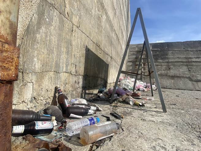 台东富冈渔港也是往返绿岛、兰屿的观光枢纽，每年都有不少游客在此搭船，但近期有不少游客发现港区堤坊脏乱不堪，不仅有垃圾、大型废弃物等，还不时闻到尿骚味，公德心低落让旅客直呼傻眼！（蔡旻妤摄）