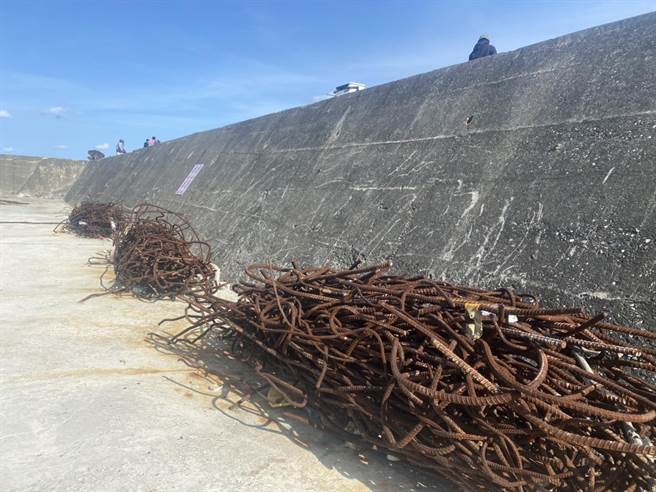 台东富冈渔港也是往返绿岛、兰屿的观光枢纽，每年都有不少游客在此搭船，但近期有不少游客发现港区堤坊脏乱不堪，不仅有垃圾、大型废弃物等，还不时闻到尿骚味，公德心低落让旅客直呼傻眼！（蔡旻妤摄）