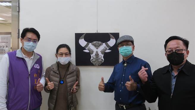 「中場休息－玩錫雕」黃淑蘭錫雕創作師生聯展在彰化市立圖書館展出，彰化市長林世賢（右二）歡迎民眾踴躍前來欣賞；黃淑蘭老師（左二）以富貴的牡丹花造型製作的牛頭造型創作，既應景又喜氣。（謝瓊雲攝）