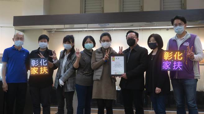 黃淑蘭錫雕創作師生聯展31日下午舉行開幕式，彰化縣長王惠美辦公室主任柯呈枋（右一）也到場致意；彰化家扶中心主任王震光（右三）頒贈感謝狀感謝展品義賣所得全數捐助家扶兒。（謝瓊雲攝）