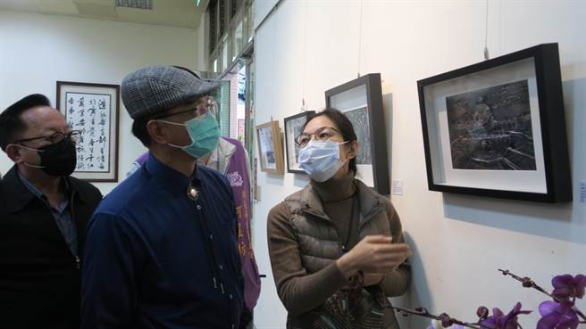 黃淑蘭（右）特別為此次展出創作彰化扇形車庫與八卦山大佛，作品細緻度讓彰化市長林世賢（中）也印象深刻。（謝瓊雲攝）