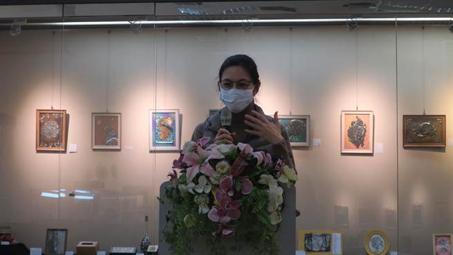 黃淑蘭老師從是錫雕工藝創作與教學已逾10年，累積豐厚的能量與作品。（謝瓊雲攝）