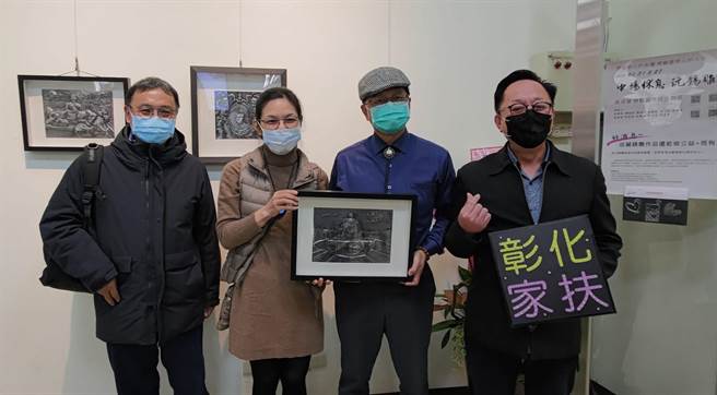 彰化市公所以2萬元認購扇形車庫錫雕創作。（謝瓊雲攝）