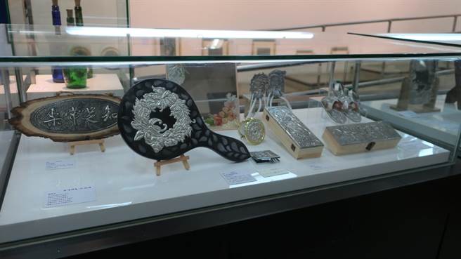 錫雕工藝是金工創作中最簡易親民，易於學習上手，且便於居家環境中就能創作的工藝。作品富藝術性，易兼具實用性。（謝瓊雲攝）