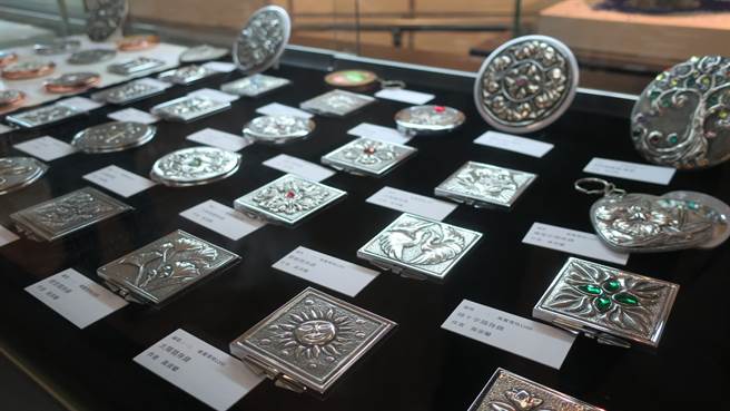 中場休息－玩錫雕」黃淑蘭錫雕創作師生聯展在彰化市立圖書館展出至2月27日，所有作品將同步義賣，義賣所得捐助彰化家扶中心。（謝瓊雲攝）