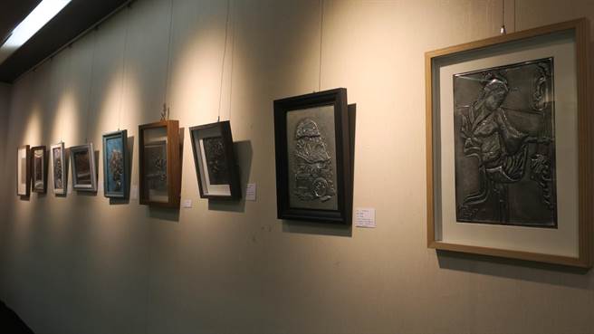 中場休息－玩錫雕」黃淑蘭錫雕創作師生聯展在彰化市立圖書館展出至2月27日，所有作品將同步義賣，義賣所得捐助彰化家扶中心。（謝瓊雲攝）