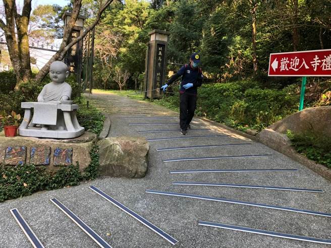 佛光山宝塔寺今早进行全面消毒。（桃园市政府提供／黄婉婷桃园传真）