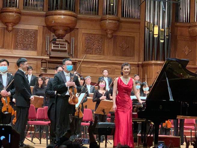 疫情年代，让各乐团年度计画乱了套，国外音乐家来不了，经常需要临时请人代打演出，从去年到现在，有为数不少的音乐会是由台湾音乐家临危受命完成。图为钢琴家陈毓襄（右一）代打演出音乐会现场。（国立台湾交响乐团提供）