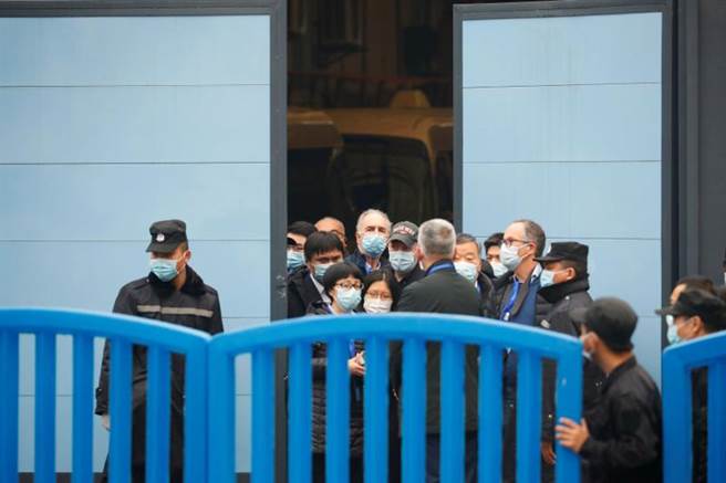 武漢海鮮市場因疫情封閉至今已超過一年，世衛專家終於得入進入市場內訪問，但所有行動仍受到嚴格控制。（圖／路透）