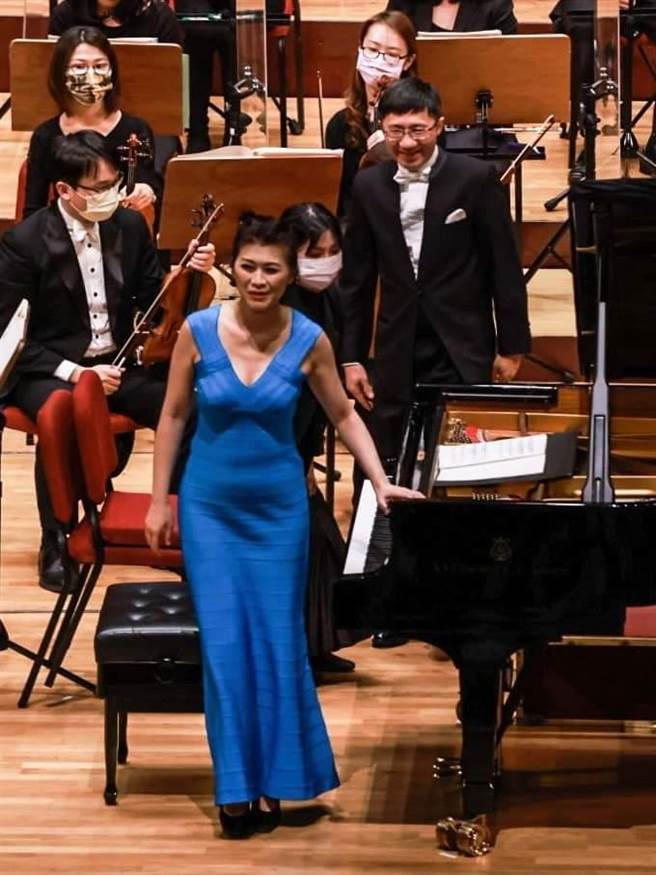疫情让国外音乐家来不了，从去年到现在有不少音乐会是由台湾音乐家临危受命完成。图为钢琴家陈毓襄（右一）代打演出音乐会现场。（国立台湾交响乐团提供）