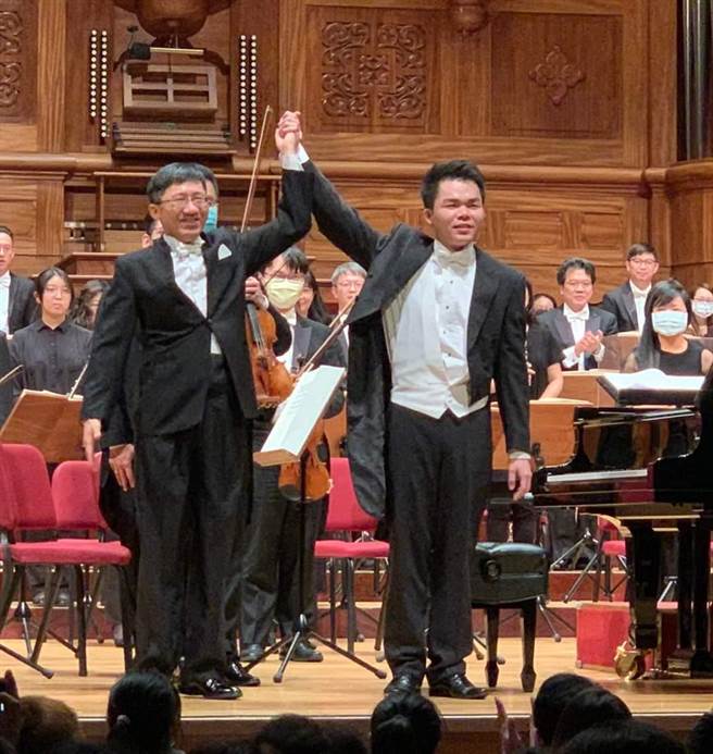 图为钢琴家林冠廷（右）代打演出音乐会现场。（国立台湾交响乐团提供）