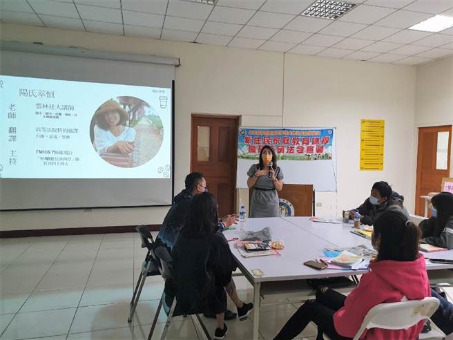 越籍讲师阳萃恒（前站立者）配合移民署宣导，帮新住民心理辅导共同抗疫。（阳萃恒提供／张朝欣云林传真）