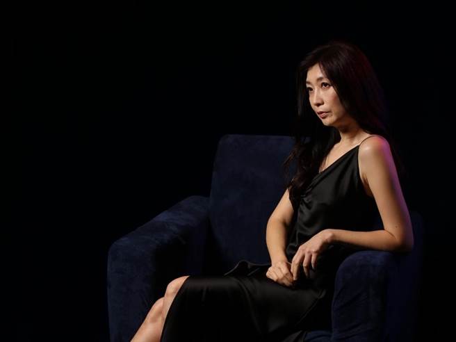 黄嘉千演出舞台剧《暂时停止青春》。（故事工厂提供）