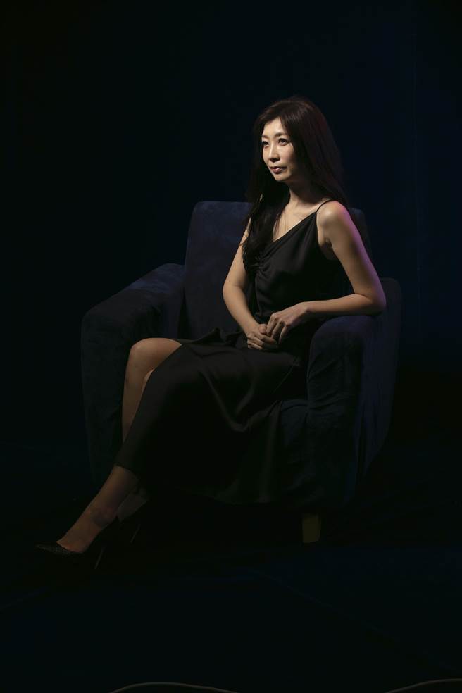 黄嘉千演出舞台剧《暂时停止青春》。（故事工厂提供）