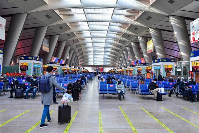 大陸官方鼓勵「在地過年」效果明顯，春運前3天鐵路客流比去年同期下降超過7成。（圖／中新社）