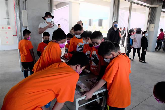 花莲县府今在花莲渔港举办「海人祭」活动，不少小朋友藉由体验、教学及展览等，体验渔人文化。（花莲县府提供／罗亦晽花莲传真）