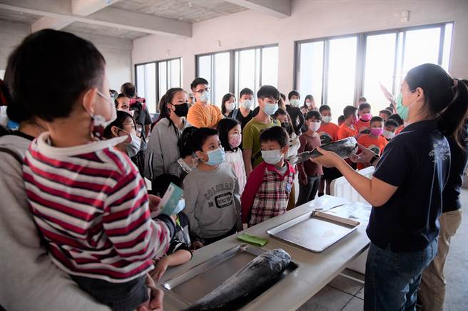 花莲县府今在花莲渔港举办「海人祭」活动，不少小朋友藉由体验、教学及展览等，体验渔人文化。（花莲县府提供／罗亦晽花莲传真）