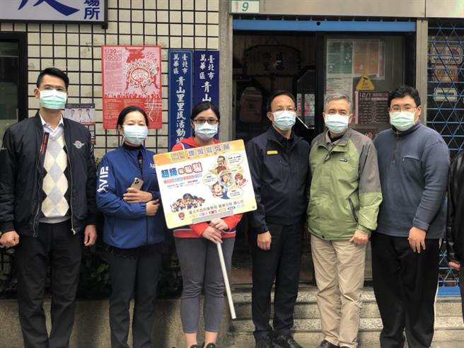 萬華分局拜會轄內里長宣導過年期間常見的詐騙手法。（警方提供，文：陳鴻偉）