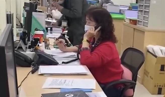 桃防疫專線日進線逾300通，衛生局人員接到手軟。(翻攝照片)