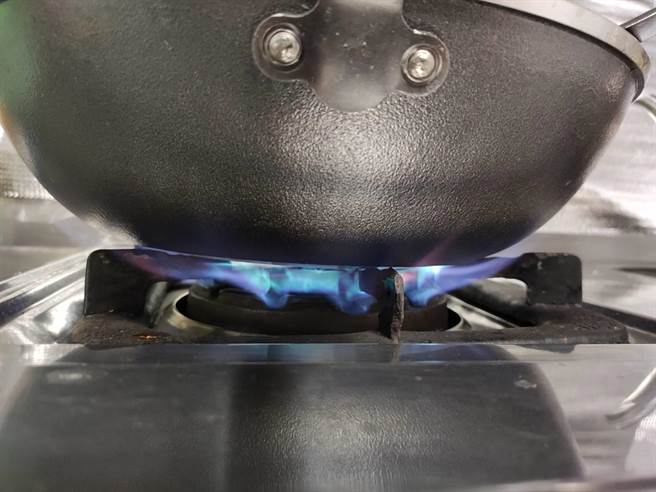 台中市消防局指出，正确的灭火方式是先盖锅盖（阻断空气、助燃物）、关炉火，观察静置数分钟以上，待冷却再开锅盖。（张妍溱摄）