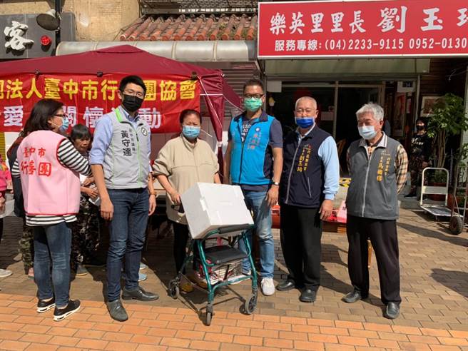 疫情升温，台中行善团今年宴请弱势尾牙活动决定取消，邀请民间企业捐赠200份「冷冻年菜礼盒」，让弱势家庭过好年。（台中行善团提供／张妍溱台中传真）