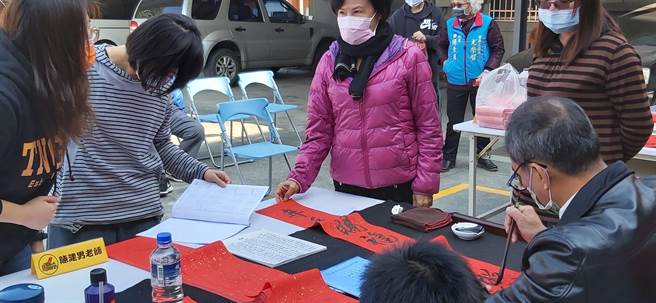 台南市大内区公所31日举办挥毫赠春联活动。（大内区公所提供／李宜杰台南传真）