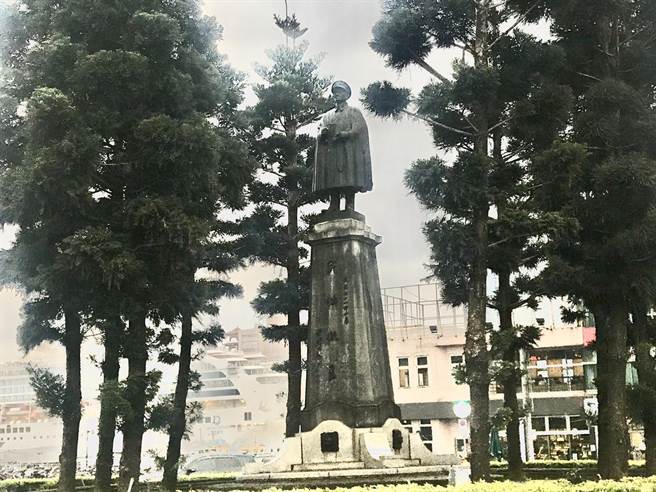 基隆市政府文化局表示，年後將由學者試掘基座，若有價值會留下，與未來的國門廣場融合。（陳彩玲攝）