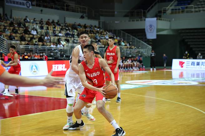 南山高中吴志锴（前）今天贡献29分、19篮板，助队赏泰山本季首败。（大会提供）