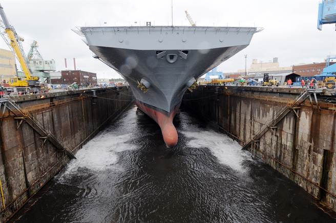 默科格里亞諾認為，全美各地維修戰艦、輔助船艦與海岸防衛隊艦艇的船廠數持續萎縮，但政府卻任憑其一家家關門大吉。圖為諾福克海軍造船廠。(圖/DVIDS)

