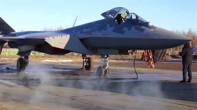 刚完成组装的Su-57战机。(图/UAC)