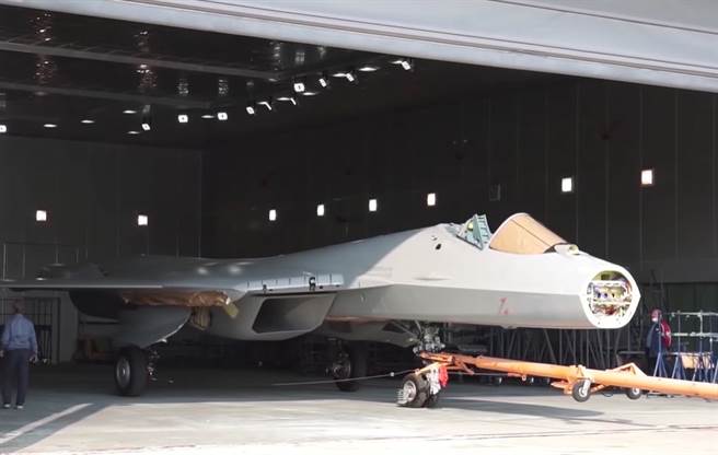 组装中的Su-57，翼根的弹舱还没完成，可惜被帆布遮盖，看不到详细的机械结构。(图/UAC)