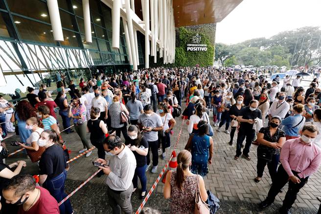 图为巴西医疗人员排队接种疫苗。（路透）