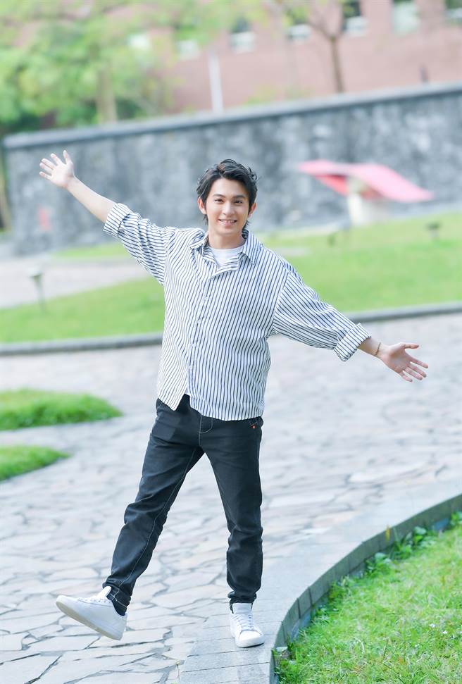 林晖闵跟妈妈感情很好，在路上还会牵手、搭肩。（卢祎祺摄）