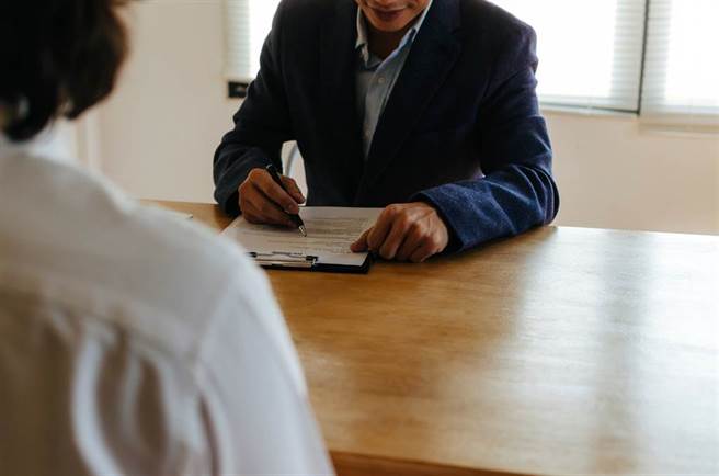 面试挨酸「狗贸系」、「找男人嫁掉」 女吐苦水竟挨告(示意图/达志影像)