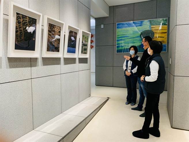 手機照相功能對麗明營造董事長吳春山來說，不只是拍照，更像一台掌中型的相機。（盧金足攝）