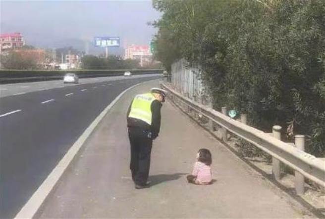 大陸福建日前發生一對夫妻因吵架，男方氣到失去理智將小孩丟包在高速公路上，在網上掀起討論。（翻攝微博《東南早報》）