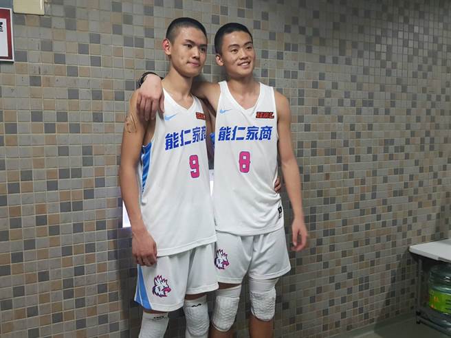 林子桓（右）、林子皓聯手攻下50分，幫助能仁家商在八強準決賽第一場比賽，經過二度延長險勝東山高中。（陳筱琳攝）