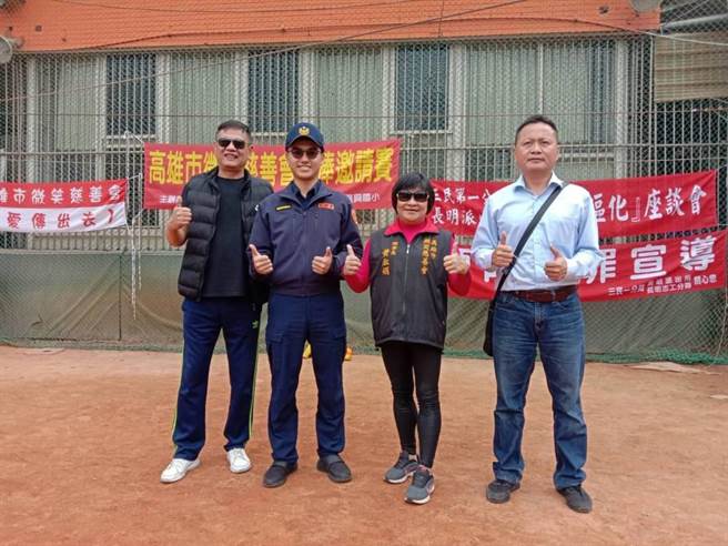 高市警三民一分局长明派出所日前与微笑慈善会，倡导「校园零暴力、零毒品、警察叔叔守护您」活动，于高雄市復兴国小举办少棒邀请赛，小选手们在长明所所长苏玮杰（左二）幽默风趣的宣导中收获满满。（高市警三民一分局提供／洪浩轩高雄传真）