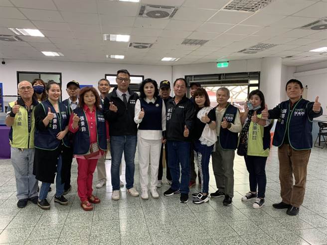 基隆寒冬送暖第一人是「他」！网友爬文曝关怀浪浪、送物资什么都关心。（吴康玮摄）