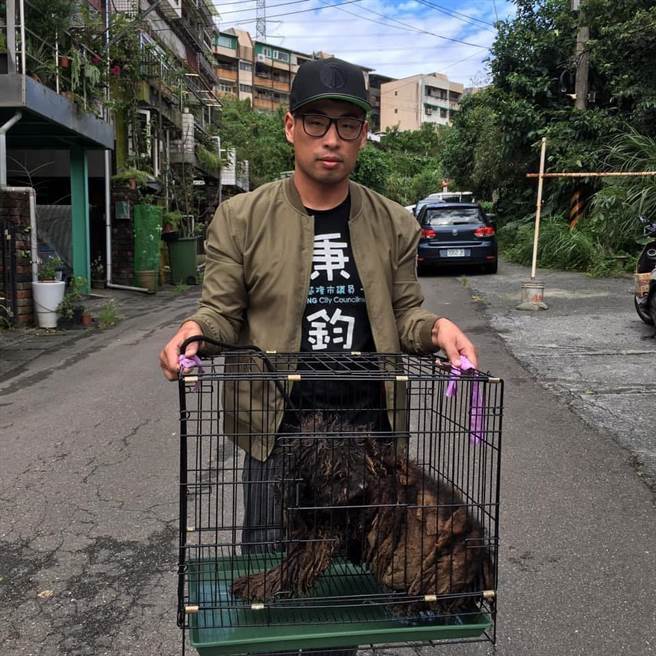 基隆寒冬送暖第一人是「他」！网友爬文曝关怀浪浪、送物资什么都关心。（吴康玮摄）